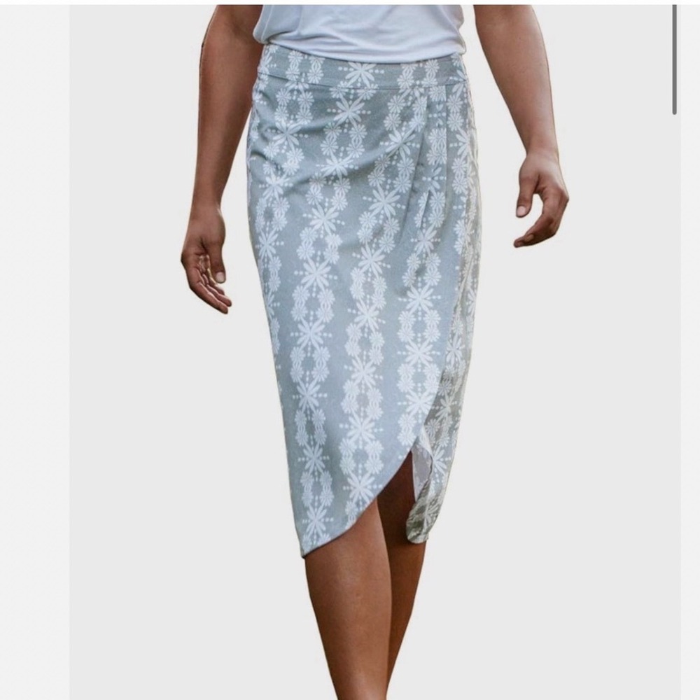 RipSkirt Hawaii Wrap Skirt length 3 Medium Boho Lei Gray Floral‎ Midi Stretch